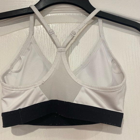 Nike Women’s White/Black Sports Bra Size Small (Like New/Pads Included) - Picture 4 of 6